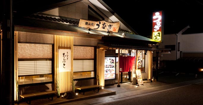 静岡限定 //／／ 【旅するマメしば〜うなぎバージョン〜】 ⁡ ⁡ うなぎ屋さんを始めたワン🐕 ⁡ 店先に暖簾をかけて、準備オッケー‼️ ⁡  お店に入ろうとしたら最初のお客さんが…！🐾 ⁡ 仲良しの浜松餃子バージョンのマメしばだワン🥟 ⁡ ⁡ ⁡ うなぎバージョン販売中 